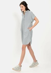 Kleid mit Knopfverschluss aus leichtem Material, mit einem gestreiften Muster in Blau und Weiß, kurzen Ärmeln und seitlichen Taschen.