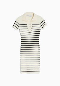 Robe crème en maille côtelée à manches courtes avec des rayures horizontales noires et un col en V profond.