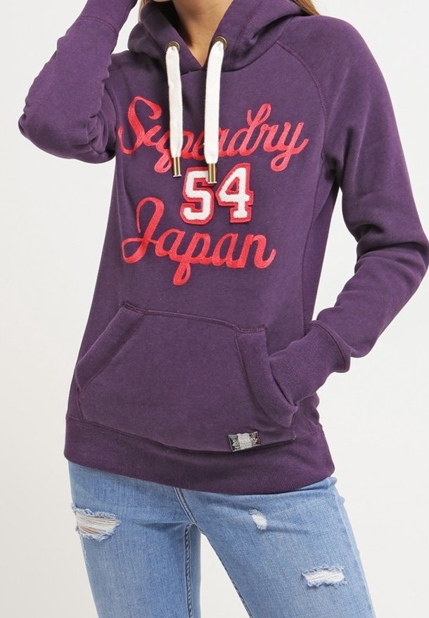 Sudadera morada con texto bordado en rojo "Superdry 54 Japón", que presenta un bolsillo frontal, capucha con cordón y puños acanalados.