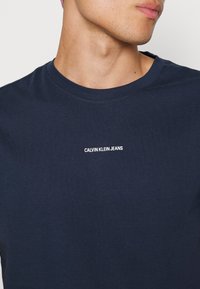 Calvin Klein Jeans MICRO BRANDING ESSENTIAL TEE - T-shirt básica - black iris