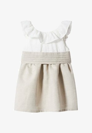 Vestido blanco sin mangas para bebé con escote con volantes, cuerpo texturizado y sección de falda plisada en beige.