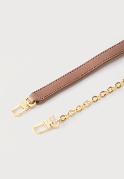 Καφέ δερμάτινο λουράκι και χρυσή αλυσίδα με χρυσά μεταλλικά κούμπωματα σε ανοιχτό φόντο, παρουσιασμένα παράλληλα.