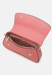 Borsa a tracolla rosa con texture e hardware dorato. Design strutturato con chiusura a pattina, tasca interna con zip e bordi neri a contrasto.