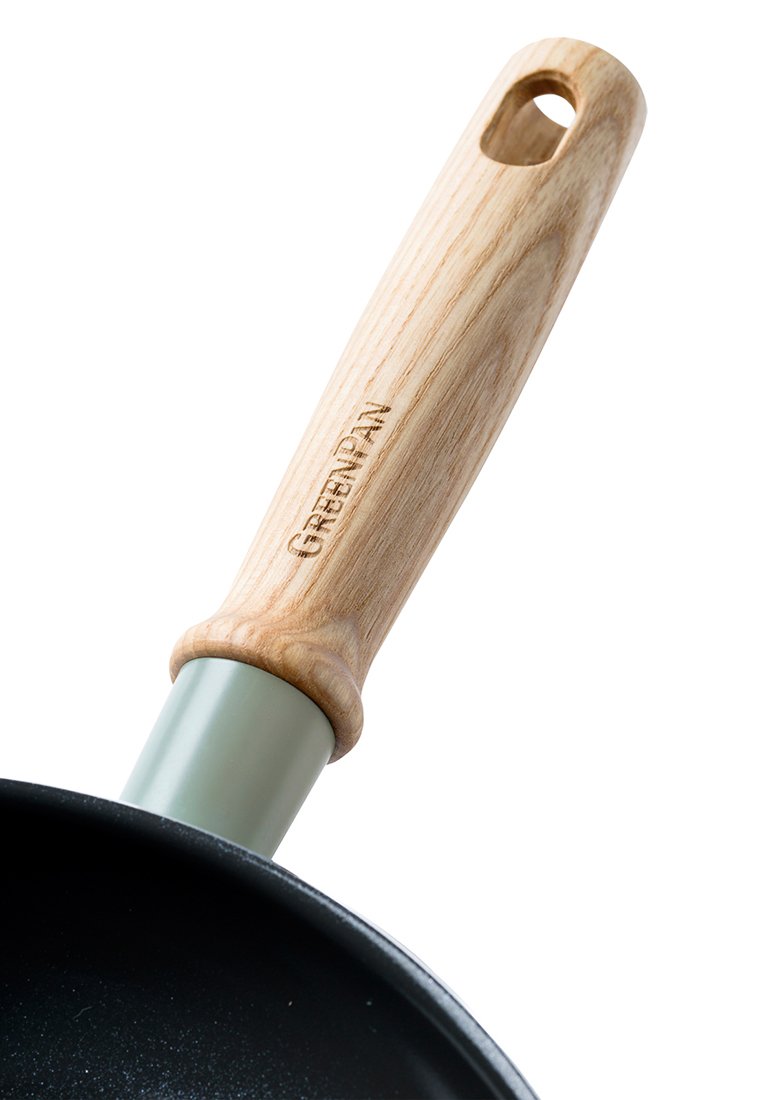 Houten handvat met "GREENPAN" gegraveerd, bevestigd aan een zwarte pan met een lichtgroene metalen verbinding.