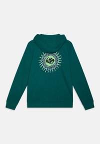 Felpa teal con tasca frontale e cappuccio con cordino. Caratterizzata da un design del logo circolare in verde e nero sulla schiena con raggi simili al sole.