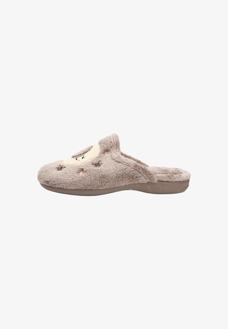 Zapatilla beige difusa con parte posterior abierta, que presenta un diseño de cara sonriente, textura suave y detalles en rosa claro en los lados.