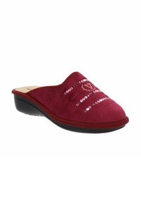 Rode suede instapper met een ronde neus, voorzien van subtiele stiksels en pailletten over de bovenkant, en een zwarte rubberen zool.