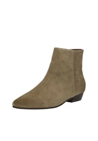 Taupe suède enkelboot met een spitse neus, lage blokhak en een eenvoudig ontwerp. Gladde textuur zonder zichtbare hardware of versieringen.