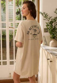 Next GRAPHIC  REGULAR FIT - Yöpaita - ecru
