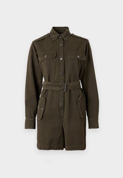Rochie utilitară de culoare verde măslin, confecționată din țesătură de bumbac, cu închidere frontală cu nasturi, cămașă, două buzunare pe piept și talie accentuată cu o curea. Mâneci lungi.