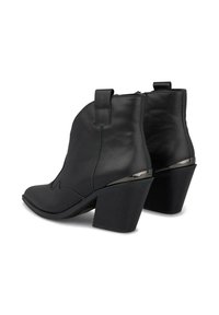 Stivaletti neri in pelle con punta affusolata e tacco a blocco. Presentano dettagli di cucitura e un elemento metallico sul tacco. Chiusura con zip sul retro.