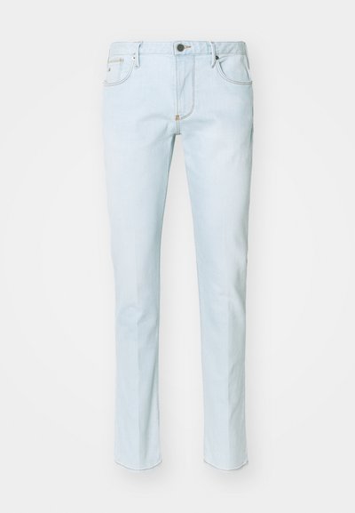 Hellblaue Denim-Jeans mit geradem Schnitt, fünf Taschen, Kontrastnähten und einem vorderen Knopfverschluss. Glatte Textur.