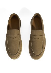 Braune Leder-Slipper mit runder Zehenpartie, gesteppten Details und glattem Finish. Verfügt über ein vorderes Band mit dezenten Akzenten.
