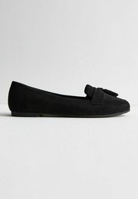 Zwarte suède balletflats met een ronde neus, een kleine strikaccent, en een platte zool. Het bovenmateriaal is glad met een zachte textuur.