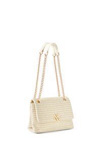 Borsa a tracolla beige con texture, dotata di catene dorate e un logo "W" dorato sul risvolto frontale, posizionata su uno sfondo bianco.
