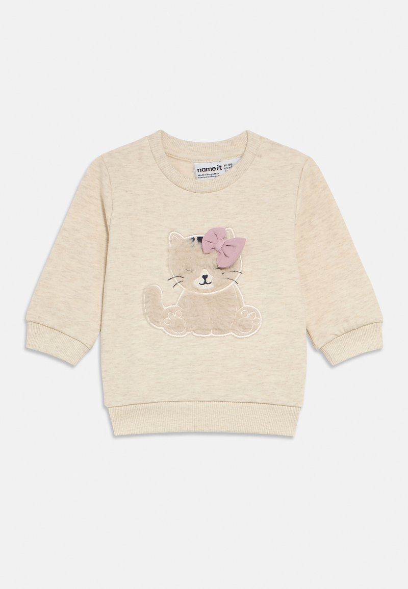 Hellbeiges Sweatshirt mit langen Ärmeln, verziert mit einem gestickten Katzendesign und einer rosa Schleife, strukturierter Stoff und gerippte Bündchen.
