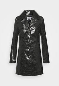 Manteau noir en similicuir brillant avec col cranté, manches longues, boutons sur le devant et poches latérales. Design ajusté avec une silhouette cintrée.