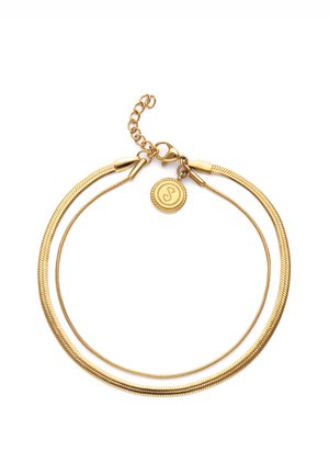 Collar de cadena dorada de doble capa con un pequeño colgante redondo y cierre de langosta sobre fondo blanco.