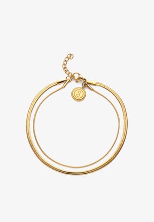 Collar de cadena dorada de doble capa con un pequeño colgante redondo y cierre de langosta sobre fondo blanco.