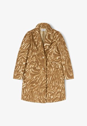 Cappotto di lana marrone con un motivo testurizzato simile a una zebra, dotato di colletto a punte, due tasche anteriori e due bottoni per la chiusura.