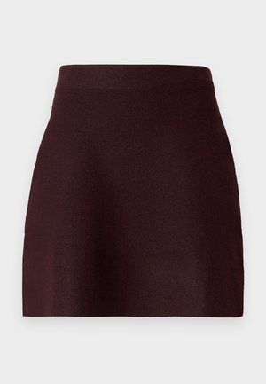 Burgunderfarget mini skjørt med en tilpasset midje, glatt tekstur og en utsvingt silhuett. Enkelt design uten mønstre eller metall detaljer.