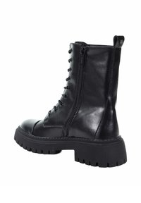 Czarny skórzany botek sięgający kostki z okrągłym noskiem, sznurowanym przodem, bocznym zamkiem błyskawicznym oraz grubą gumową podeszwą z teksturowanym wzorem.