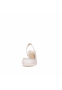 Zapato slingback beige con parte superior de tela estampada y puntera blanca brillante. Tacón ligeramente elevado, textura suave y correa ajustable.