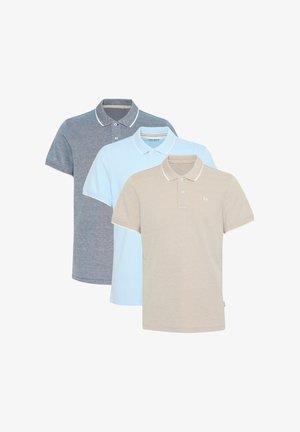 Tre poloshirts: en mørkegrå, en lys blå og en lys beige. Hver har en krave og kontrasterende pynt rundt halsen.