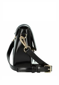 Borsa a tracolla in pelle lucida nera con un design strutturato, dotata di una chiusura in hardware dorato e una tracolla regolabile in pelle. Angoli netti, finitura lucida.