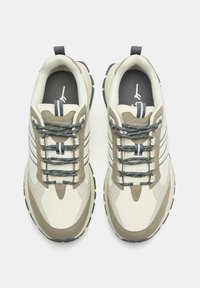 Beżowe i oliwkowozielone sneakersy o teksturowanym wykończeniu, z szarymi sznurówkami, pasami i wytrzymałą czarną gumową podeszwą.