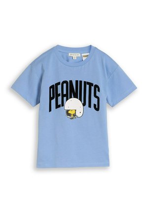 Hellblaues T-Shirt mit kurzen Ärmeln mit dem Text "PEANUTS" und einer gelben Figur mit weißem Helm auf der Vorderseite.