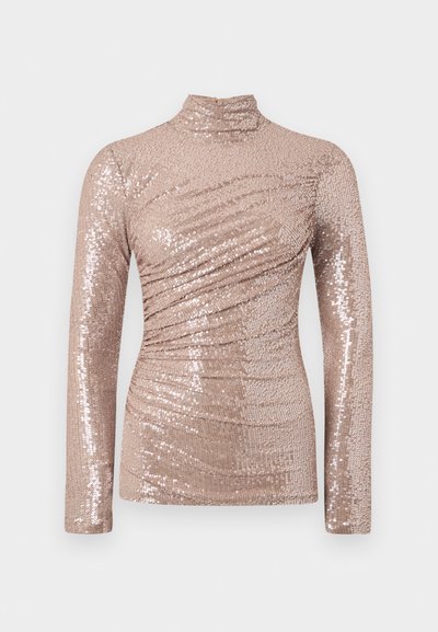 Maglietta a maniche lunghe di colore rosa chiaro, con collo alto e design drappeggiato arricchito da paillettes luminose, che creano una superficie testurizzata e riflettente.
