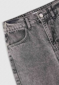 Jeans in denim nero con design classico a cinque tasche, chiusura con bottone argentato e una texture leggermente consumata.