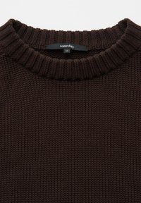 Maglione lavorato a maglia di colore marrone scuro con scollo rotondo a coste. Etichetta con scritta "someday." Taglia 36. Tessuto strutturato con colore uniforme.