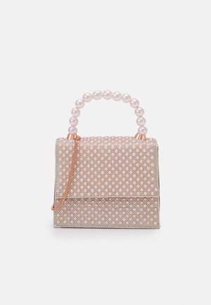 Vierkante, lichtroze handtas versierd met kleine parels, met een handvat van grotere parels en een dunne gouden riem.
