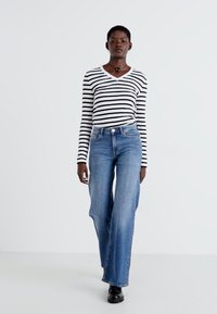 ONLY ONLCHRIS WIDE - Leveälahkeiset - medium blue denim