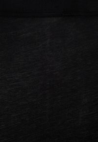 Svart tyg med en slät, lätt textur. Ytan har en subtil lyster som visar fina detaljer och små färgvariationer.