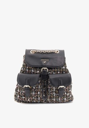 Sac à dos Guess en tweed noir et multicolore avec une poignée en chaîne dorée, fermeture à cordon, poches à rabat et détails de boucle.