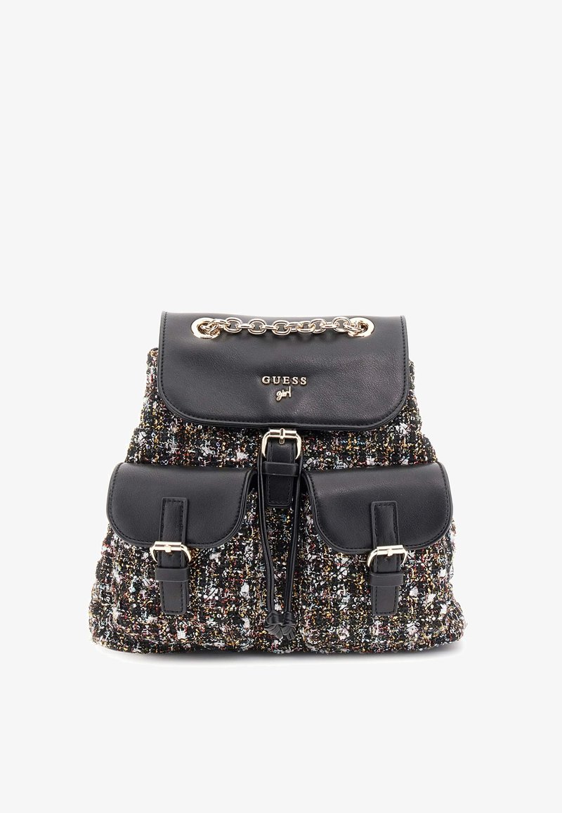 Zaino Guess in tweed nero e multicolore con manico a catena dorata, chiusura a cordoncino, tasche a patta e dettagli con fibbia.