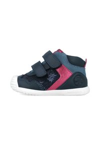 Zapatilla alta para niños en color navy y rosa, con correas ajustables, parte superior texturizada con lentejuelas y suela blanca de goma. Presencia de la marca Biomechanics.