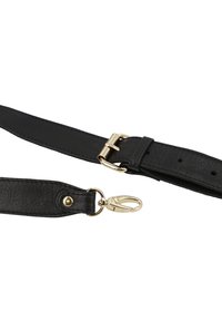 Zwarte leren band met gouden hardware, voorzien van een gesp en een kreeftsklauwtje. Geplateerde oppervlakte met stiksel details.