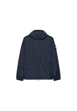 Jachetă de vânt navy, din material ușor, cu fermoar pe întreaga față, design cu glugă, manșete elastice, două buzunare laterale cu fermoar, branding subtil pe mânecă.