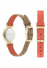 Montre Furla avec boîtier en or, bracelet en cuir bicolore marron et corail, et boucle en or gravée "Furla", présentée en vues arrière et latérale.
