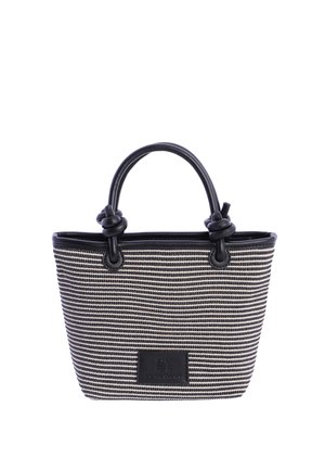 Bolso de mano a rayas en blanco y negro con dos asas de cuero anudadas en la base y una etiqueta rectangular de cuero con la marca en el frente.