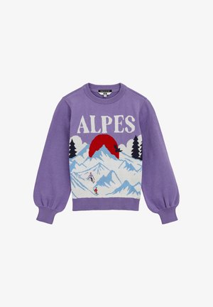 Lila gestrickter Pullover mit einer Abbildung von Bergen und Skifahrern, mit dem Wort "ALPES" in fetten weißen Buchstaben auf der Vorderseite.