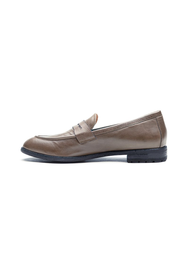 Brauner Lederloafer mit abgerundeter Zehenpartie, einer genähten Vorderseite und einem kleinen Akzentetikett an der Seite; Gummisohle, schlankes Design, minimale Details.