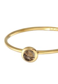 Guldring med en rund, tekstureret sten med brune og grå striber indsat i en glat, poleret bezel. Enkel, slank design.