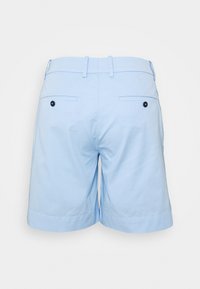 Jasnoniebieskie bawełniane szorty o prostym kroju, z płaskim paskiem w talii, dwoma tylnymi kieszeniami i czarnymi guzikami jako ozdobą.