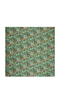 Bunt gemustertes Stoffgewebe mit verschiedenen cartoonhaften Tierformen auf grünem Hintergrund. Weiche Textur, leichtes Material.
