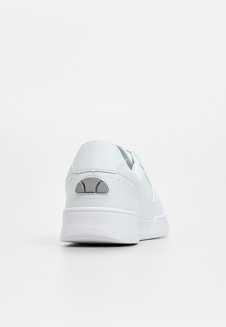 Weiße Ledersneaker mit einem runden grauen Akzent an der Ferse, glatter Textur und niedrigem Profildesign mit dezenten Nähdetails.